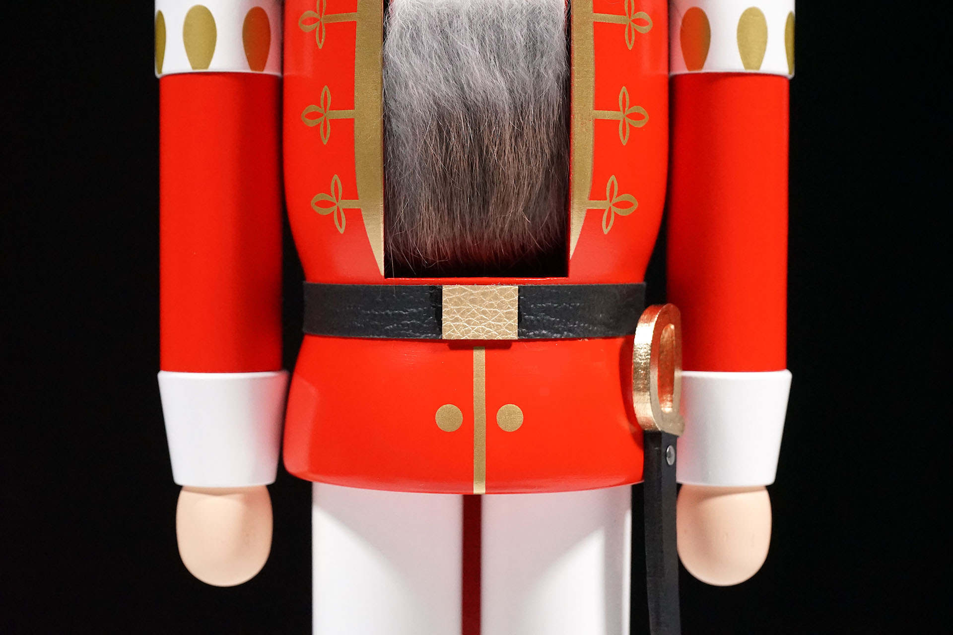 Nussknacker-Soldat-rot-37-cm-Detailbild-Uniform Im Bild sieht man den 37 cm großen Nussknacker Soldat in rot von der Seiffener Volkskunst eG (Artikelnummer: 11205/1 ). Es handelt sich um ein Detailbild der Uniform, die der Nussknacker trägt.